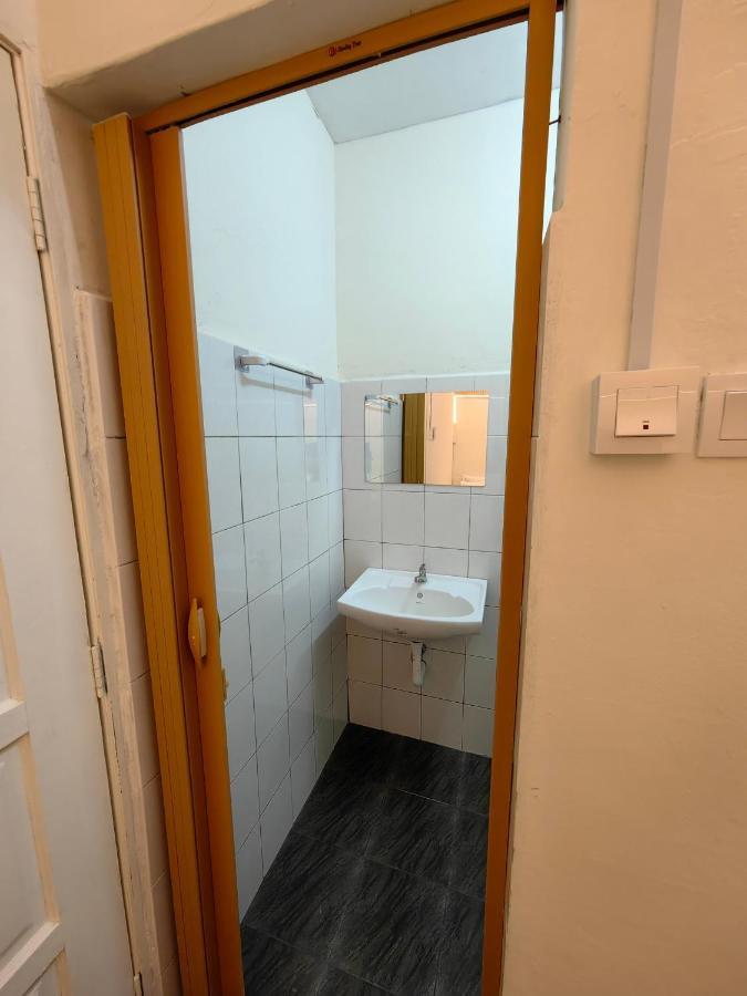 Ww Hostel 22A Private Shower Джордж Таун Екстериор снимка