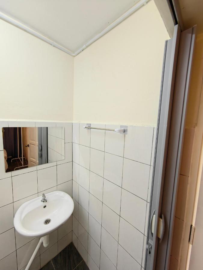 Ww Hostel 22A Private Shower Джордж Таун Екстериор снимка