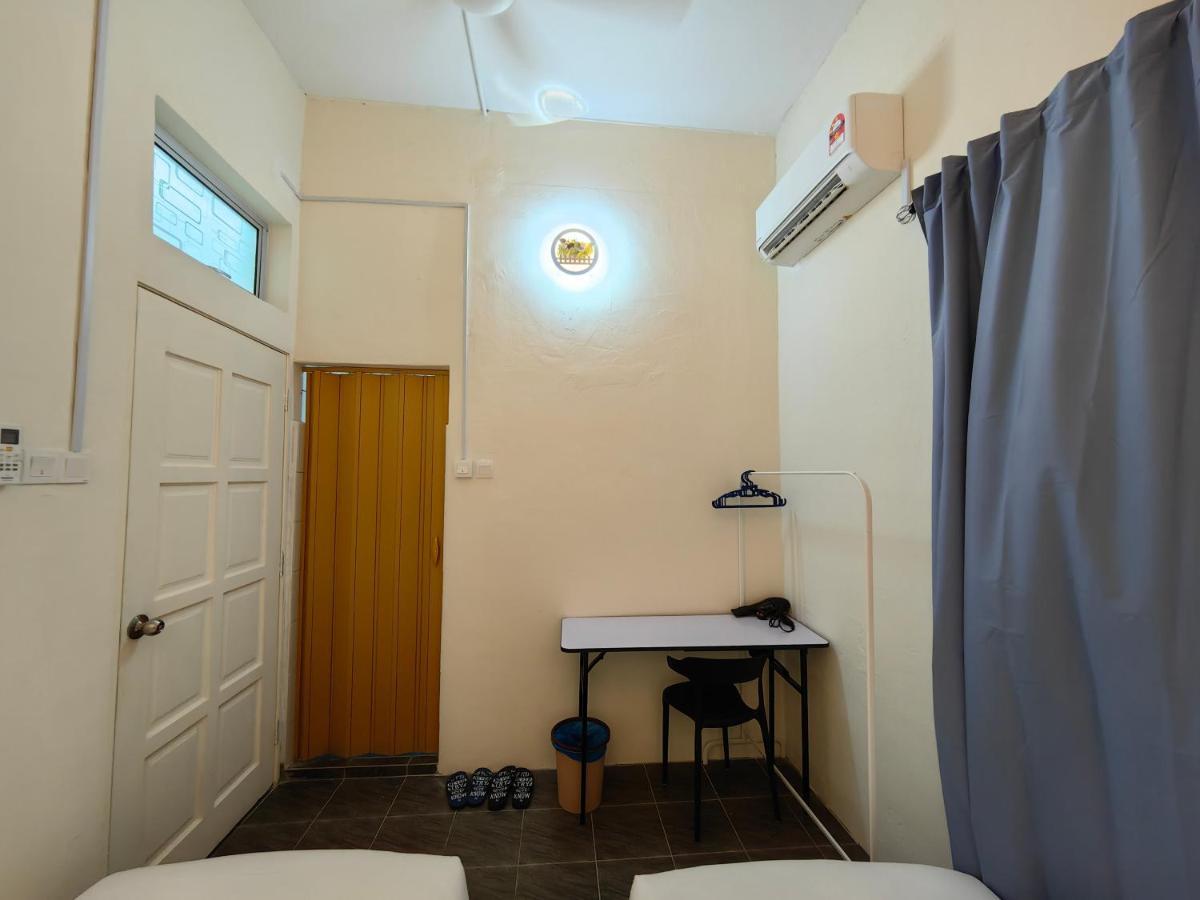 Ww Hostel 22A Private Shower Джордж Таун Екстериор снимка