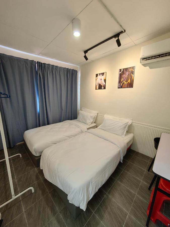 Ww Hostel 22A Private Shower Джордж Таун Екстериор снимка