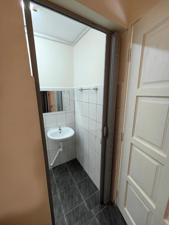 Ww Hostel 22A Private Shower Джордж Таун Екстериор снимка